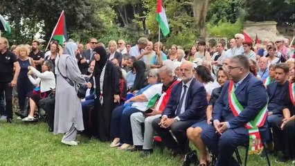 Palestinese morta a Pisa, folla e bandiere della Palestina per il funerale di Marah