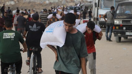 Dans Gaza menacée de « famine généralisée », la population récupère l'aide au compte-gouttes