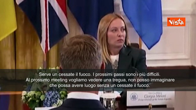 Meloni alza occhi al cielo mentre Merz spiega a Trump guerra in Ucraina, espressione diventa virale