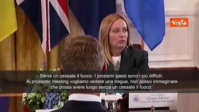 Meloni alza occhi al cielo mentre Merz spiega a Trump guerra in Ucraina, espressione diventa virale