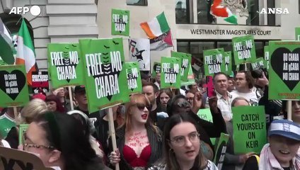 Londra, il rapper Liam O'Hanna dei Kneecap accolto dalla folla all'arrivo in tribunale