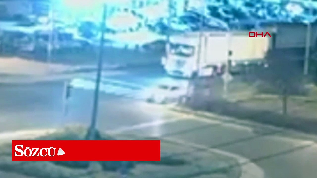 Motosiklet, kırmızıda geçen yayaya çarptı; kaza kamerada