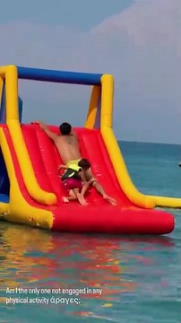 Τζένη Θεωνά: Με τον Δήμο Αναστασιάδη και τον γιο τους παίζουν στη θάλασσα