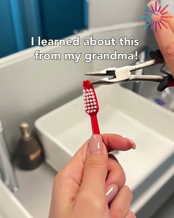 Towel-hanging made genius with this toothbrush hack