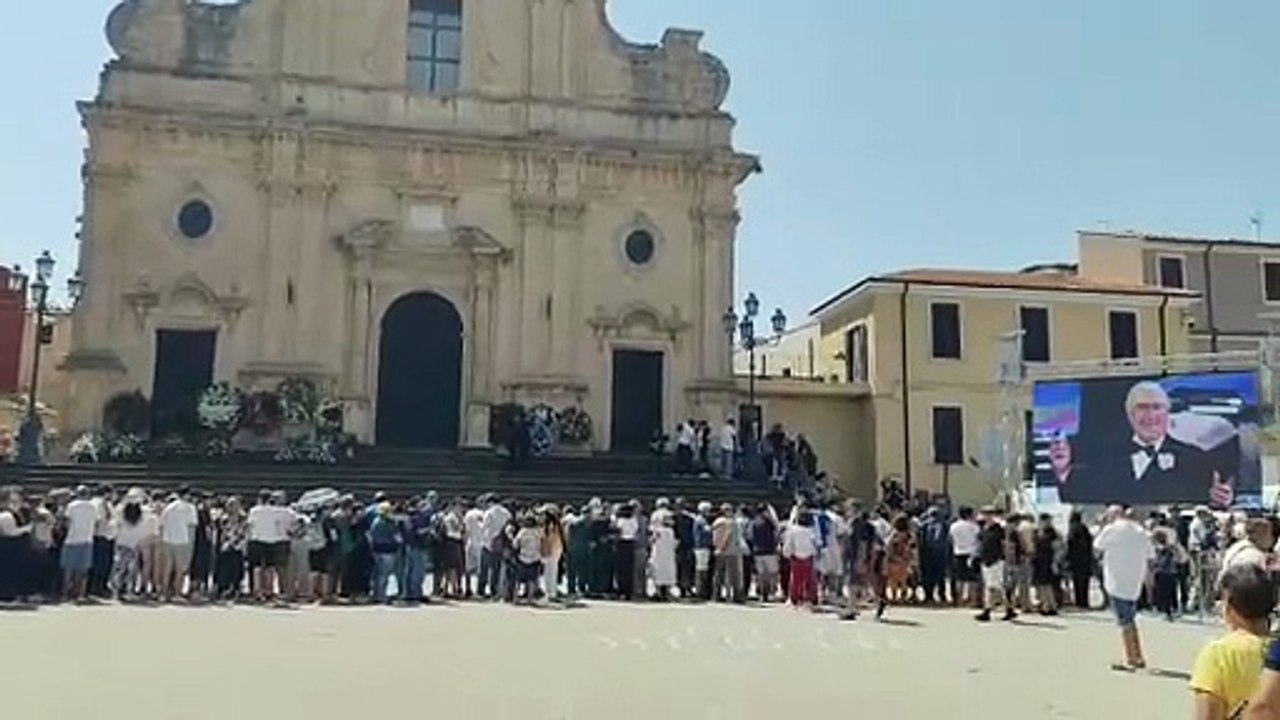 Chiusa la camera ardente a Militello, folla di cittadini per l'ultimo saluto a Pippo Baudo