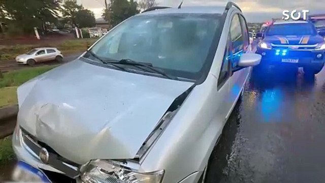 Dois acidentes em sequência deixam idosa ferida e carro encavalado em guardrail na na BR-277 em Cascavel