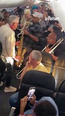 Bloqués dans un avion, ils improvisent un concert de jazz