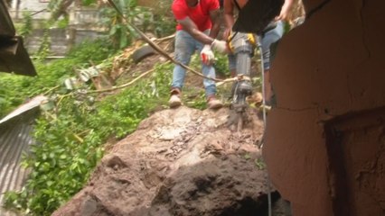 Realizan trabajos de remoción de la gigantesca roca que cayó sobre una vivienda en San Miguelito