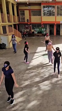 Palillonas entrenan con los ojos vendados en ensayos para el 15 de septiembre