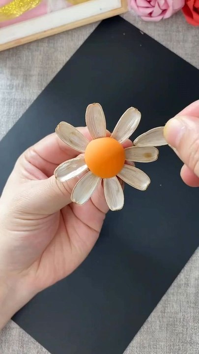 DIY Sunflower Seeds Flower Tutorial Brighten up your space with this DIY Sunflower Seeds Flower! 🌻 A simple and creative craft idea where sunflower seeds are turned into a beautiful, realistic flower. Perfect for home décor, gifts.