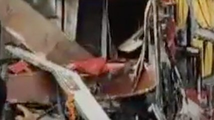 स्लीपर बस और कंटेनर की जोरदार टक्कर