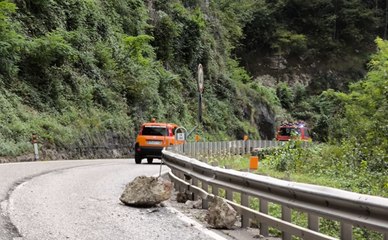 Bus de Vela chiuso per caduta massi: l'elicottero perlustra la parete