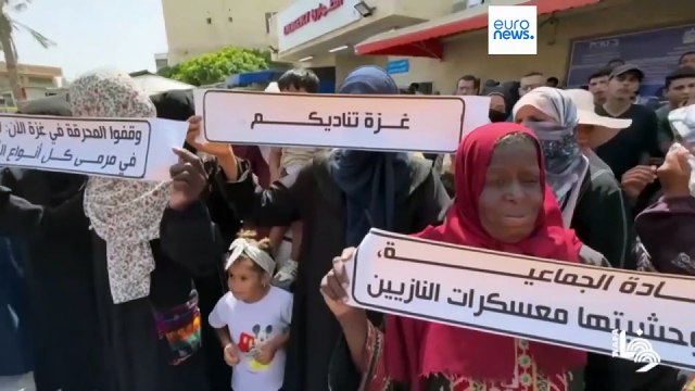 دير البلح: مظاهرة أمام مستشفى شهداء الأقصى للمطالبة بإنهاء الحرب في غزة