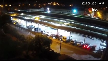 Sındırgı’da deprem anı güvenlik kamerasında