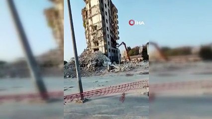 İş makinesinin tek dokunuşuyla yerle bir oldu!