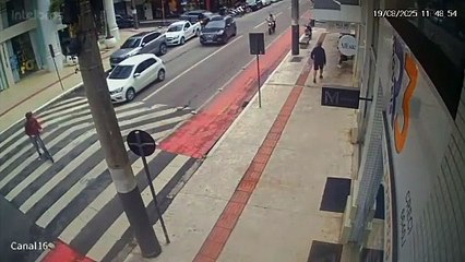 Adolescente em patinete é atropelado em Balneário Camboriú