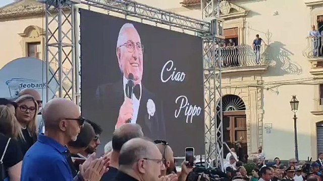 Conclusi i funerali di Pippo Baudo a Militello