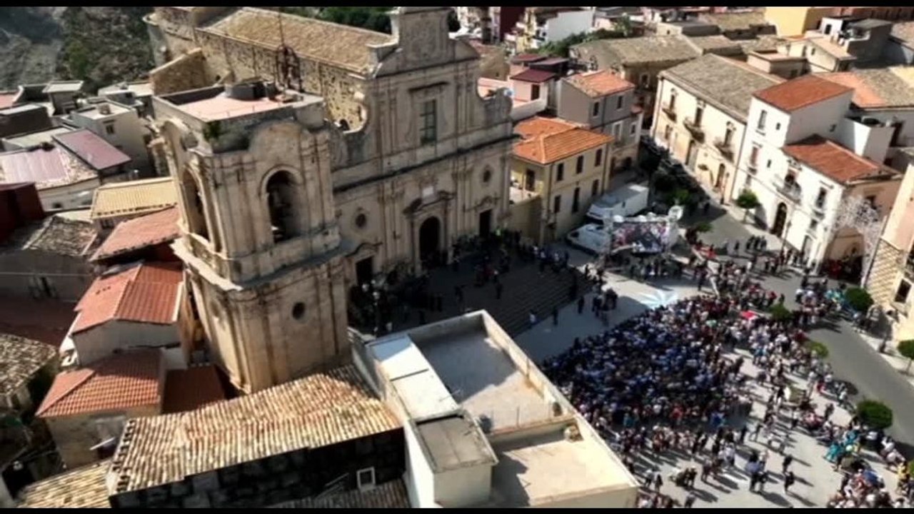 I funerali di Pippo Baudo a Militello, migliaia per l'ultimo saluto