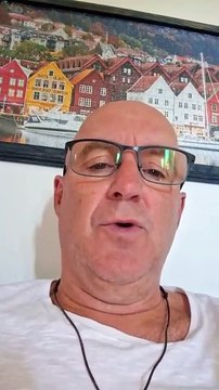 Två unga killar förstörde ett barns tvåhjuling här utanför. Örebro 20 Aug. 2025