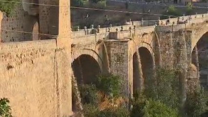 Una tubería estalla en Toledo y convierte en un río el Puente de San Martín