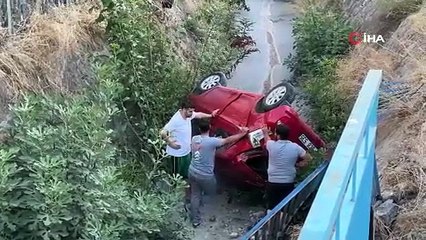 Ümraniye’de yaşanan kazada otomobil dereye düştü