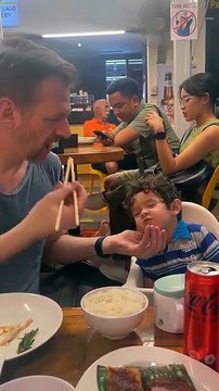 Ce bébé s'endort en plein repas... trop de fatigue