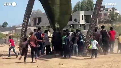 Gaza, aiuti umanitari planano sul campo di al-Zawaida
