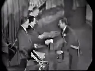 الرئيس جمال عبد الناصر يكرم مصطفى محمود