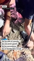 Los habitantes de Gaza rescatan a una mujer de entre los escombros