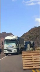 Ruta 68: un camión volcó y palets de vino quedaron tendidos sobre la calzada