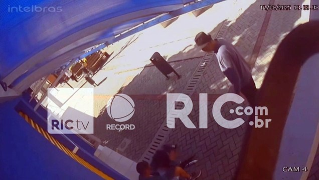 Novo vídeo mostra momentos antes da morte de homem durante confusão com comerciante