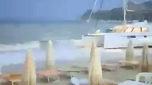 Catamarano spiaggiato all'Elba, salvi i passeggeri
