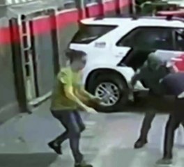 VÍDEO: Homem surta e tentar tomar arma de policial