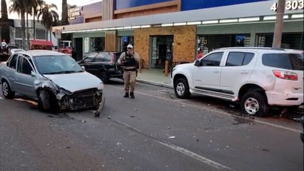 Forte impacto: Corsa atinge Trailblazer e Peugeot estacionados na Av. Brasil