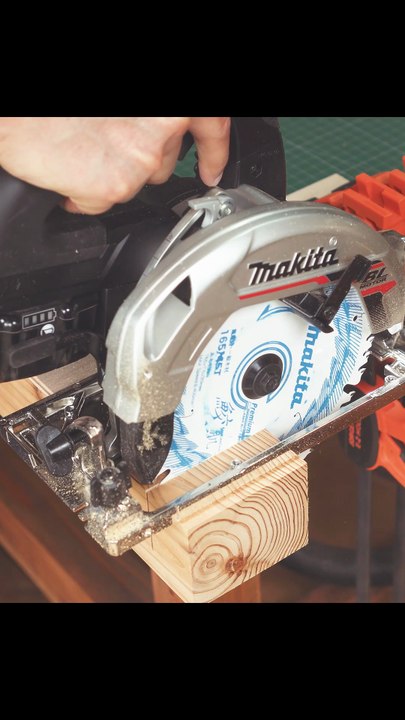 Circular saw blade guide / Guide de lame de scie circulaire