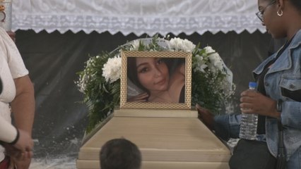 Realizan sepelio de Laritza Jiménez, la joven madre que falleció por presunta negligencia médica
