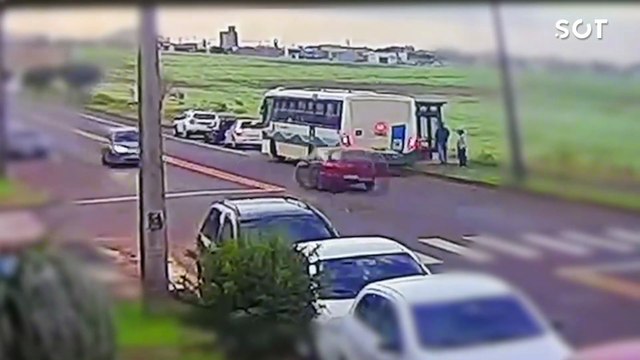 Idosa é atropelada por moto em plena travessia no Jardim Clarito e piloto foge sem prestar socorro