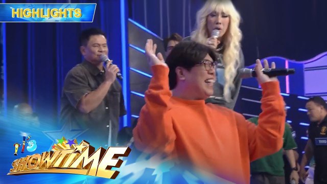 Vice Ganda, pinagsayaw mag-isa si MC | It's Showtime