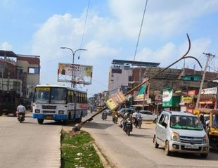 शहर में अनदेखी का बैरियर...क्षतिग्रस्त रोड लाइट पोल सडक़ पर झुका