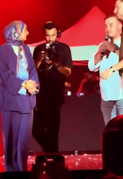 BLOK3 konserinde ilginç anlar: Evlenme teklifini reddeden kadına zorla yüzük taktılar