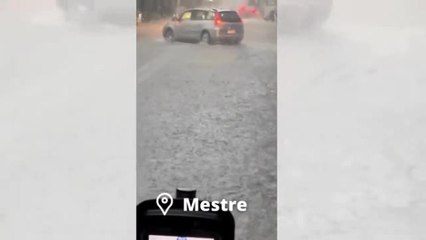 Maltempo Venezia e Padova, i video di strade e garage allagati