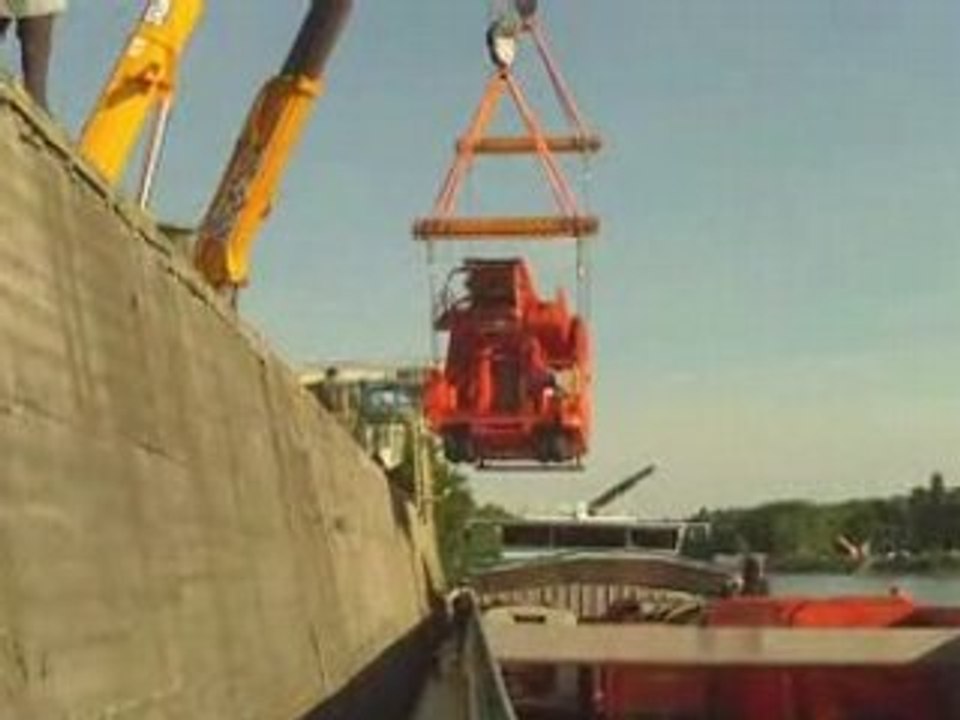 dechargement piece dunaujuvaros ( hongrie)