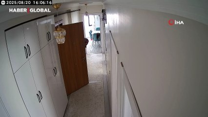 Hırsızlık için eve giren kadınlar kamerayı görünce böyle panikledi