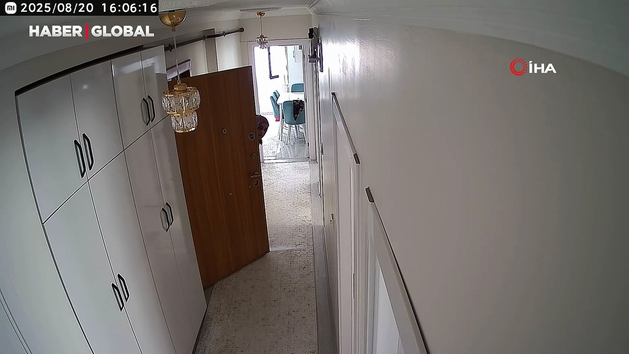 Hırsızlık için eve giren kadınlar kamerayı görünce böyle panikledi