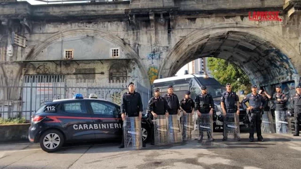 Polizia e carabinieri sgomberano il Leoncavallo: i fabbri al lavoro all'ingresso del centro sociale