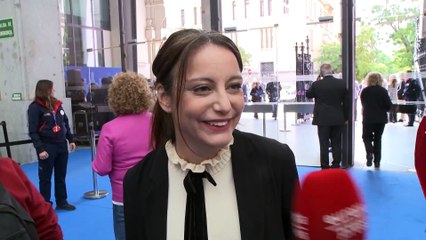 Gonzalo Miró aclara con humor sus imágenes con Andrea Levy