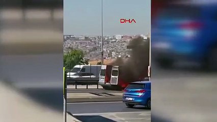 İstanbul trafiğinde korku dolu anlar: Minibüs alev alev yandı