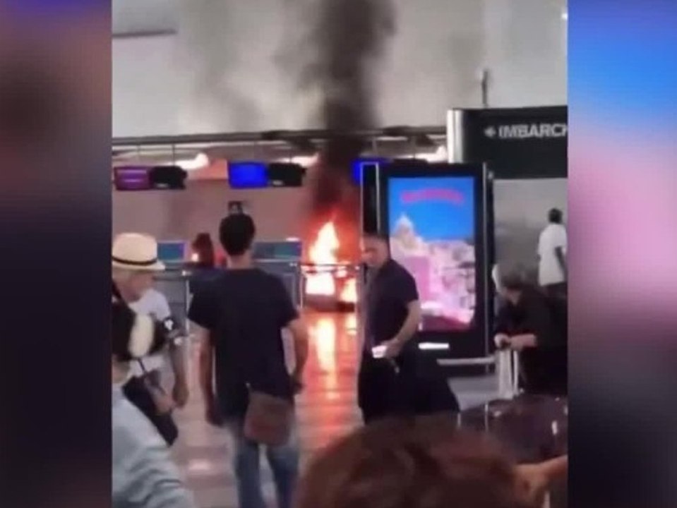 Chaos am Flughafen: Mann randaliert und legt Feuer