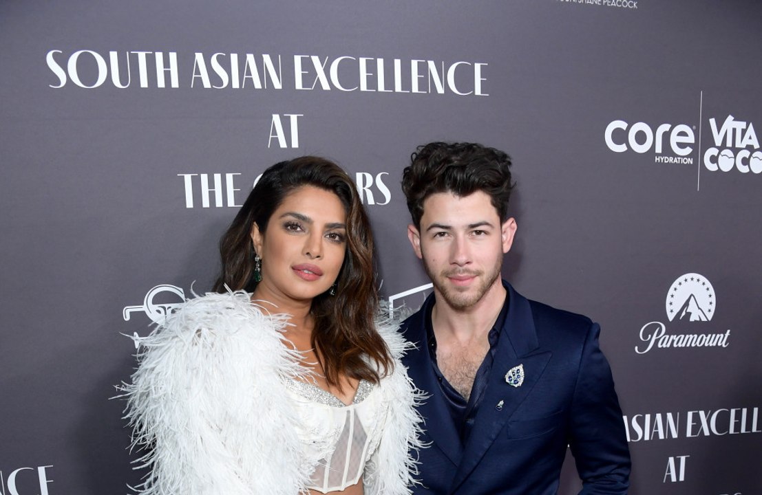 'Setze mich neben das Bett': Nick Jonas weigert sich, im Bett fernzusehen