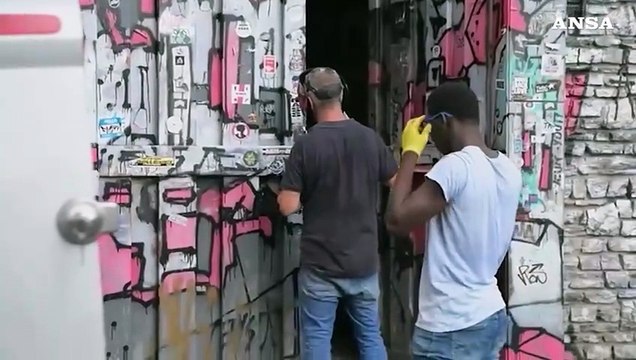 Sfratto Leoncavallo, polizia e carabinieri davanti al centro sociale